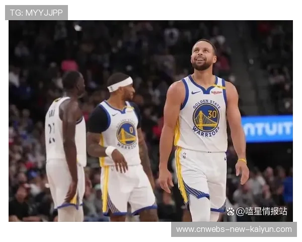 库里迎着双人包夹投进三分，勇士再度反超