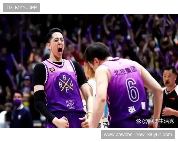 超远三分命中，全队冲上去抱他